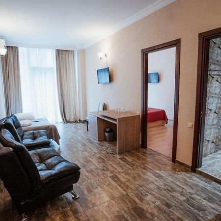 Hotel General Batoemi Buitenkant foto