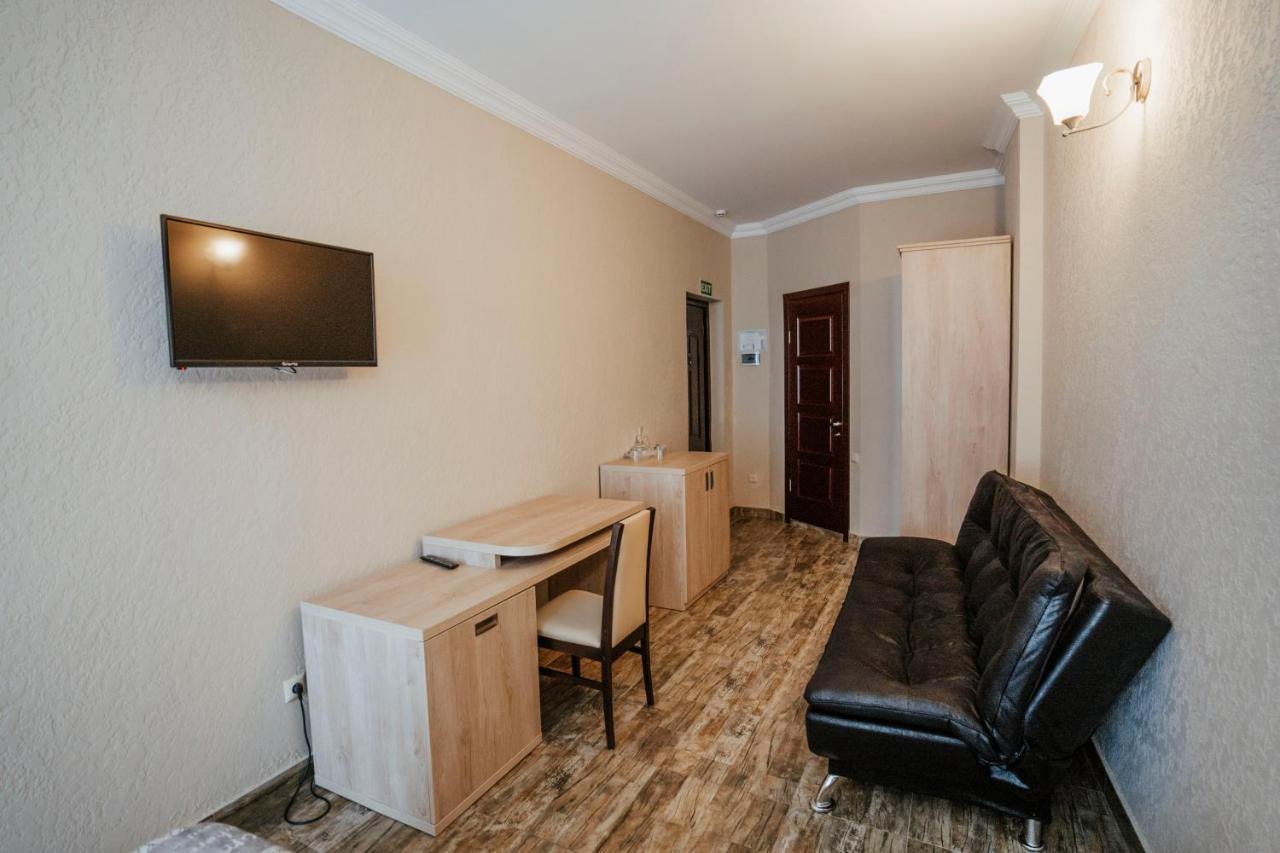 Hotel General Batoemi Buitenkant foto