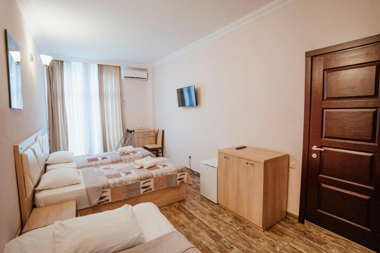 Hotel General Batoemi Buitenkant foto