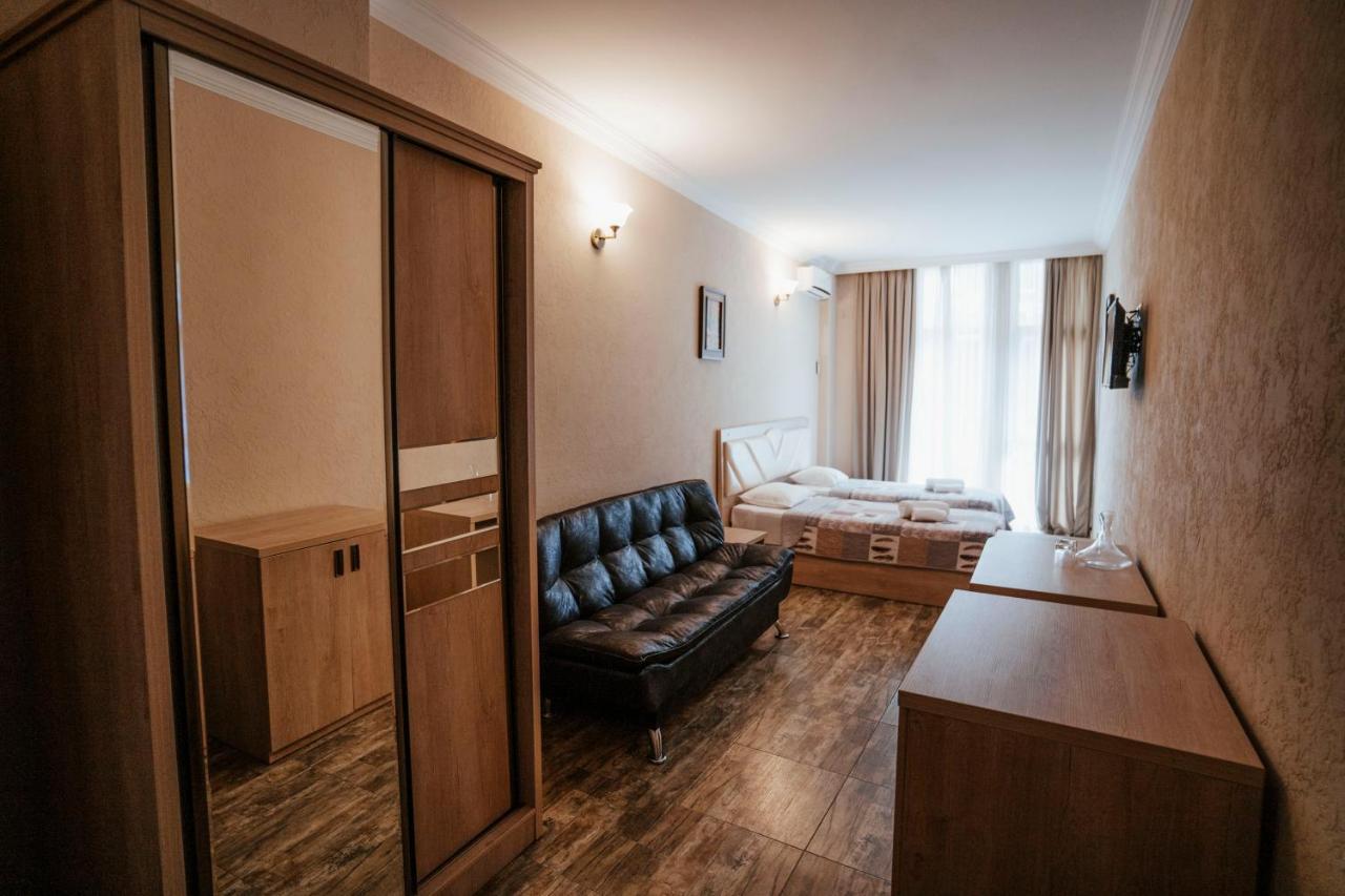 Hotel General Batoemi Buitenkant foto