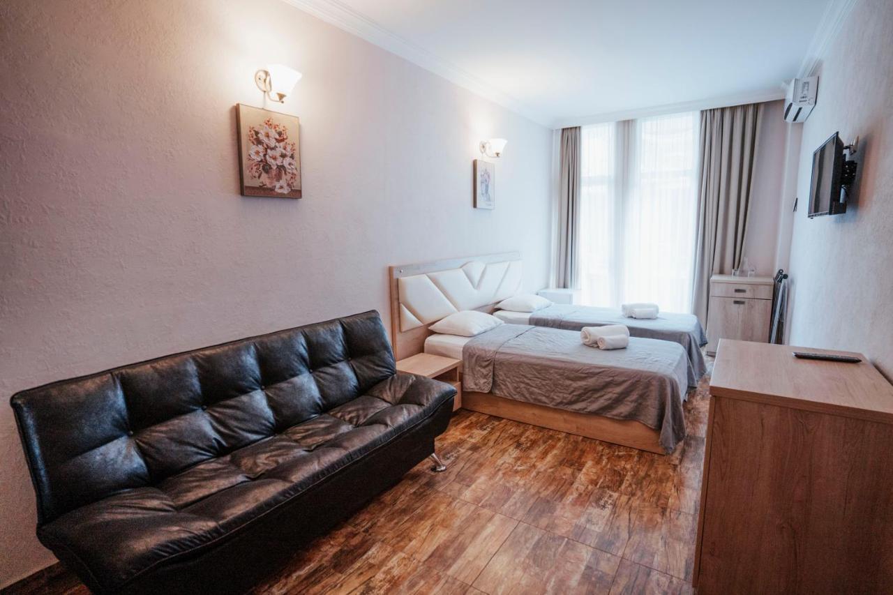 Hotel General Batoemi Buitenkant foto