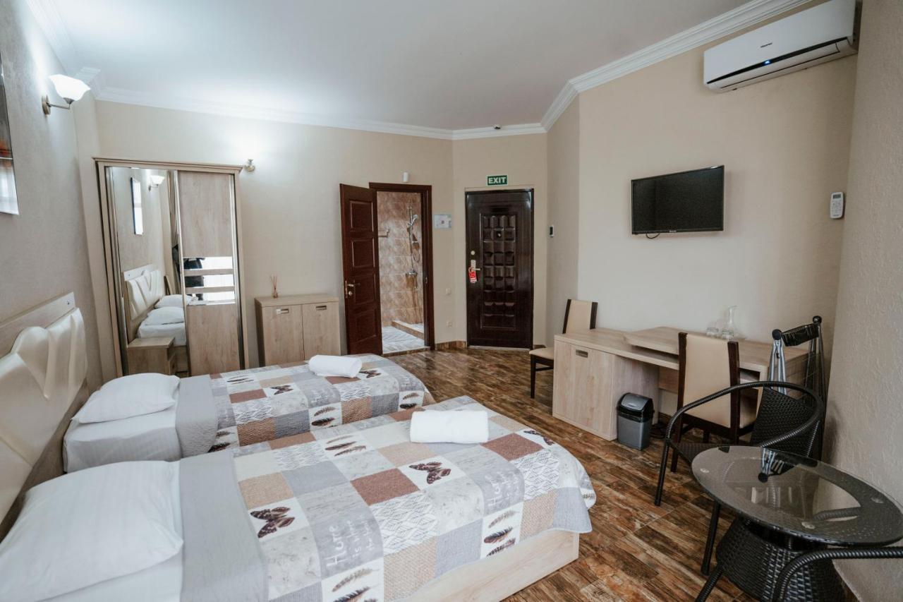 Hotel General Batoemi Buitenkant foto