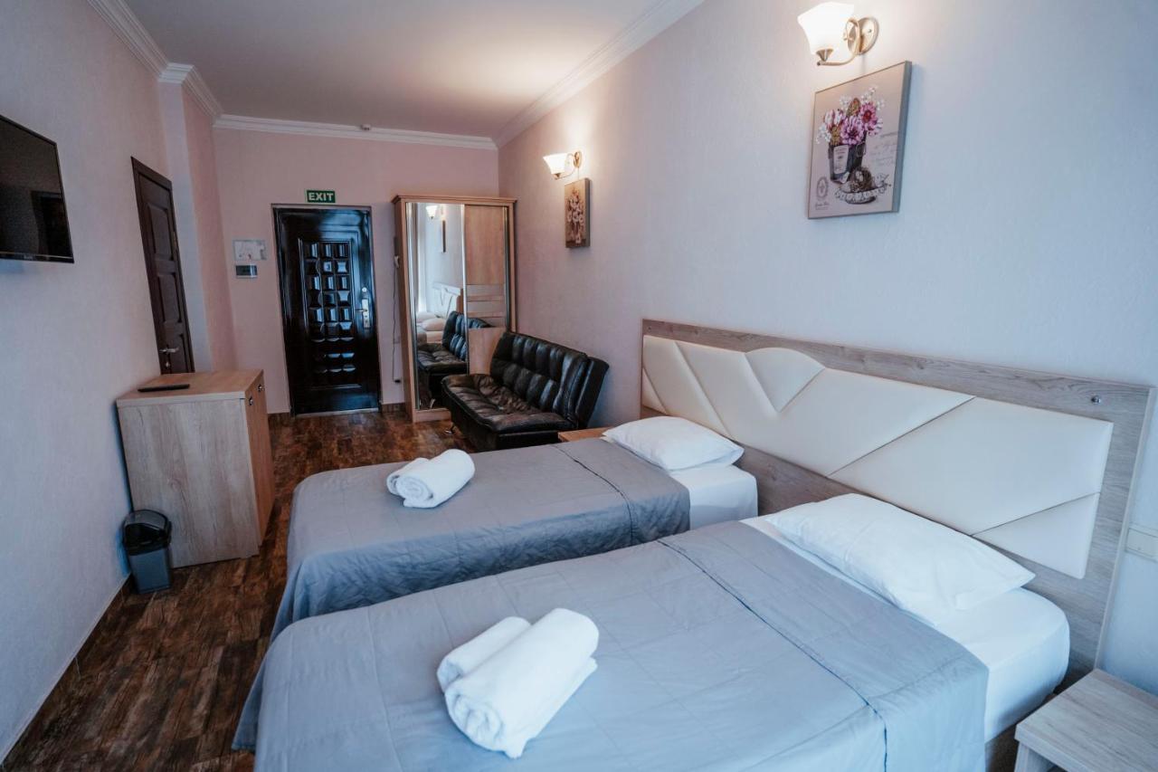 Hotel General Batoemi Buitenkant foto