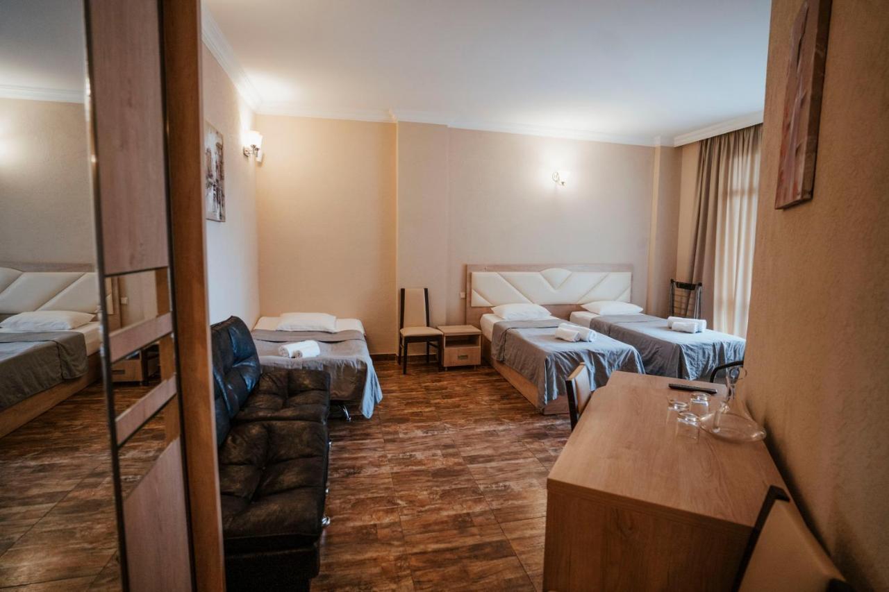 Hotel General Batoemi Buitenkant foto