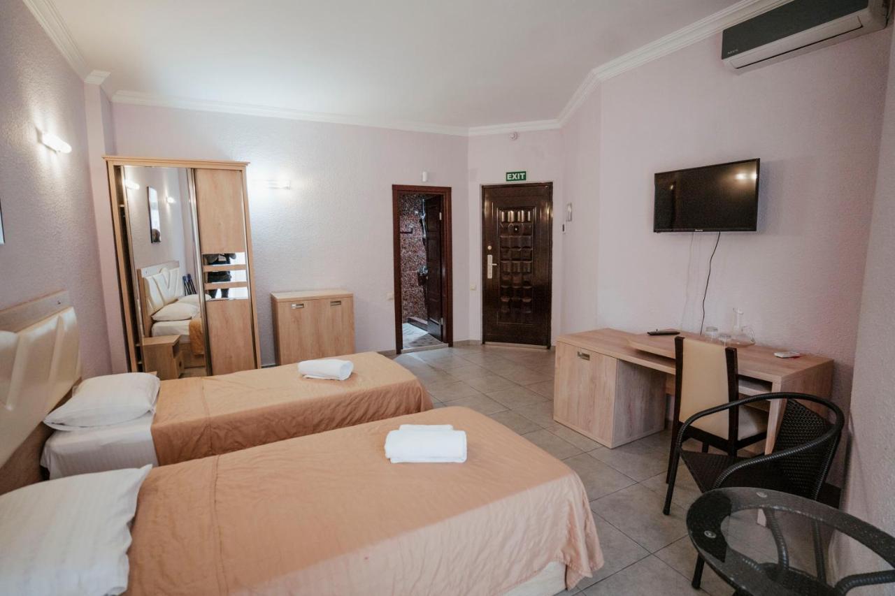 Hotel General Batoemi Buitenkant foto
