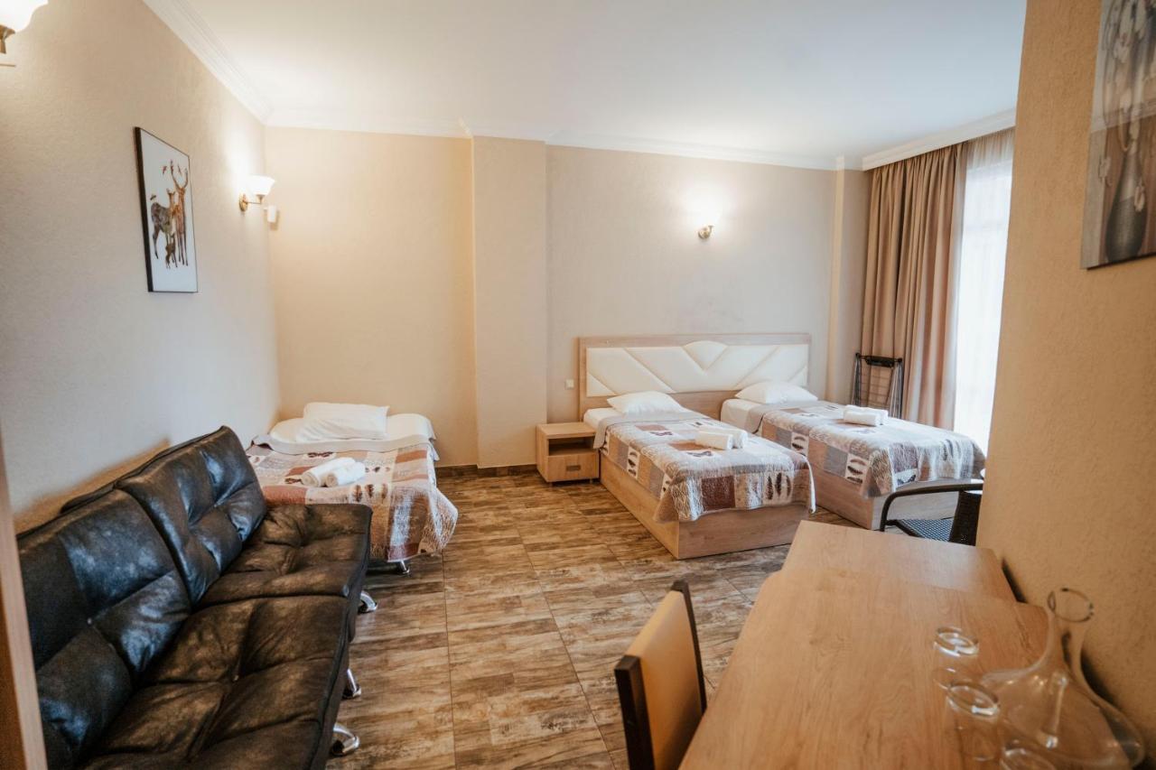 Hotel General Batoemi Buitenkant foto