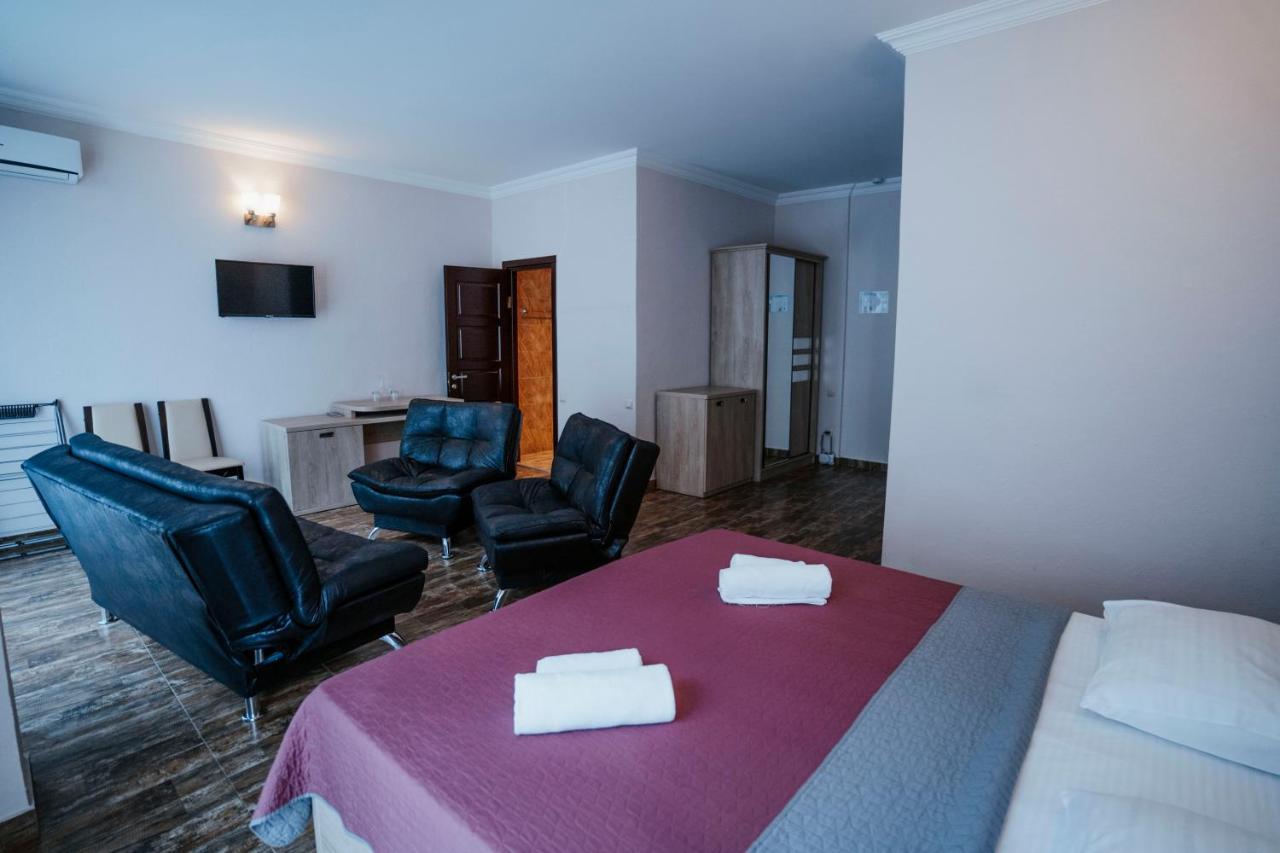 Hotel General Batoemi Buitenkant foto