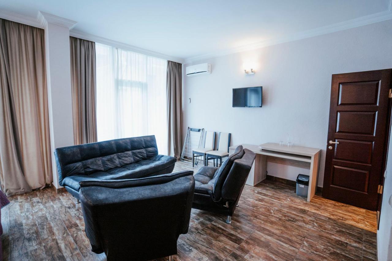 Hotel General Batoemi Buitenkant foto