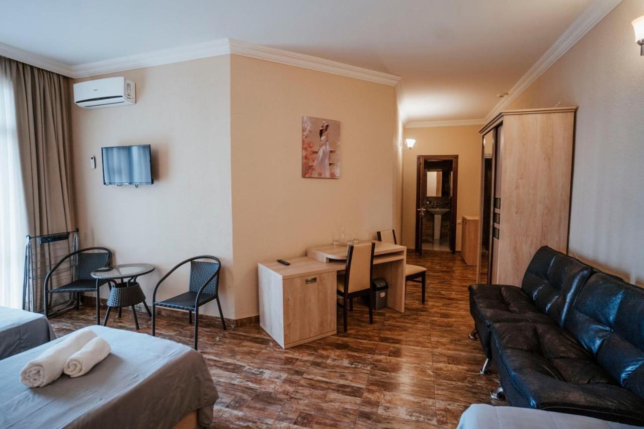 Hotel General Batoemi Buitenkant foto