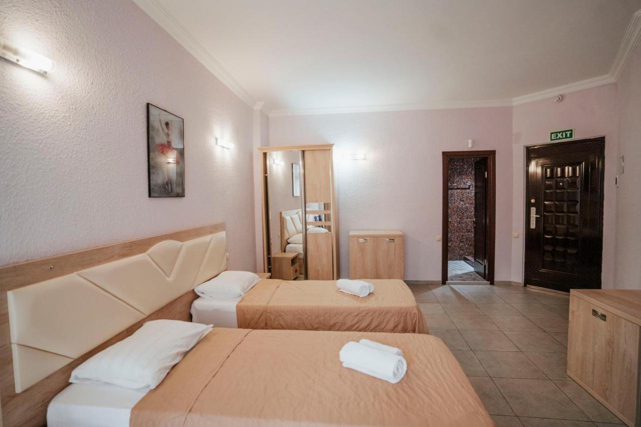 Hotel General Batoemi Buitenkant foto