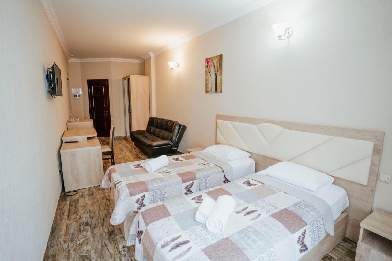 Hotel General Batoemi Buitenkant foto