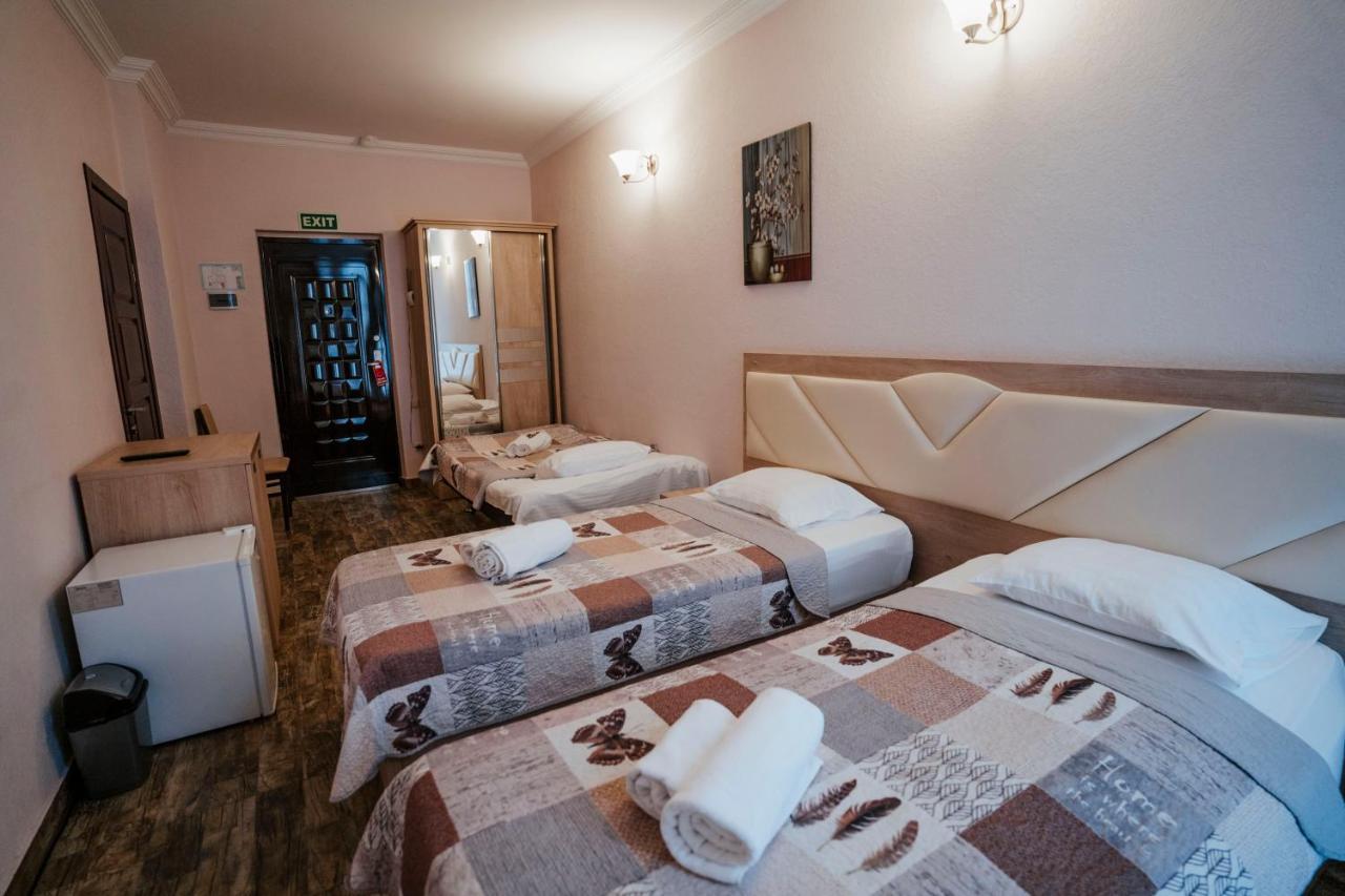 Hotel General Batoemi Buitenkant foto