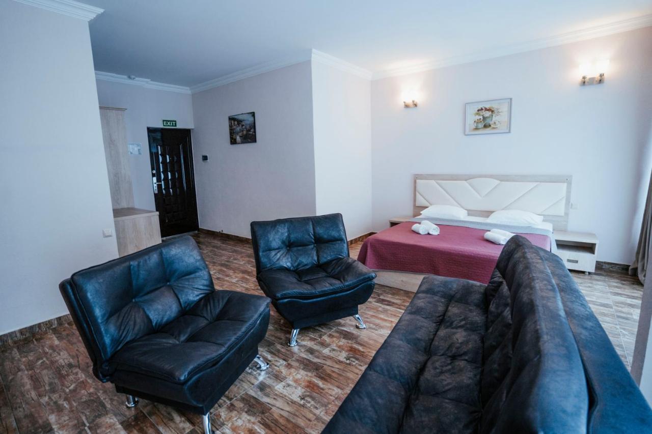 Hotel General Batoemi Buitenkant foto