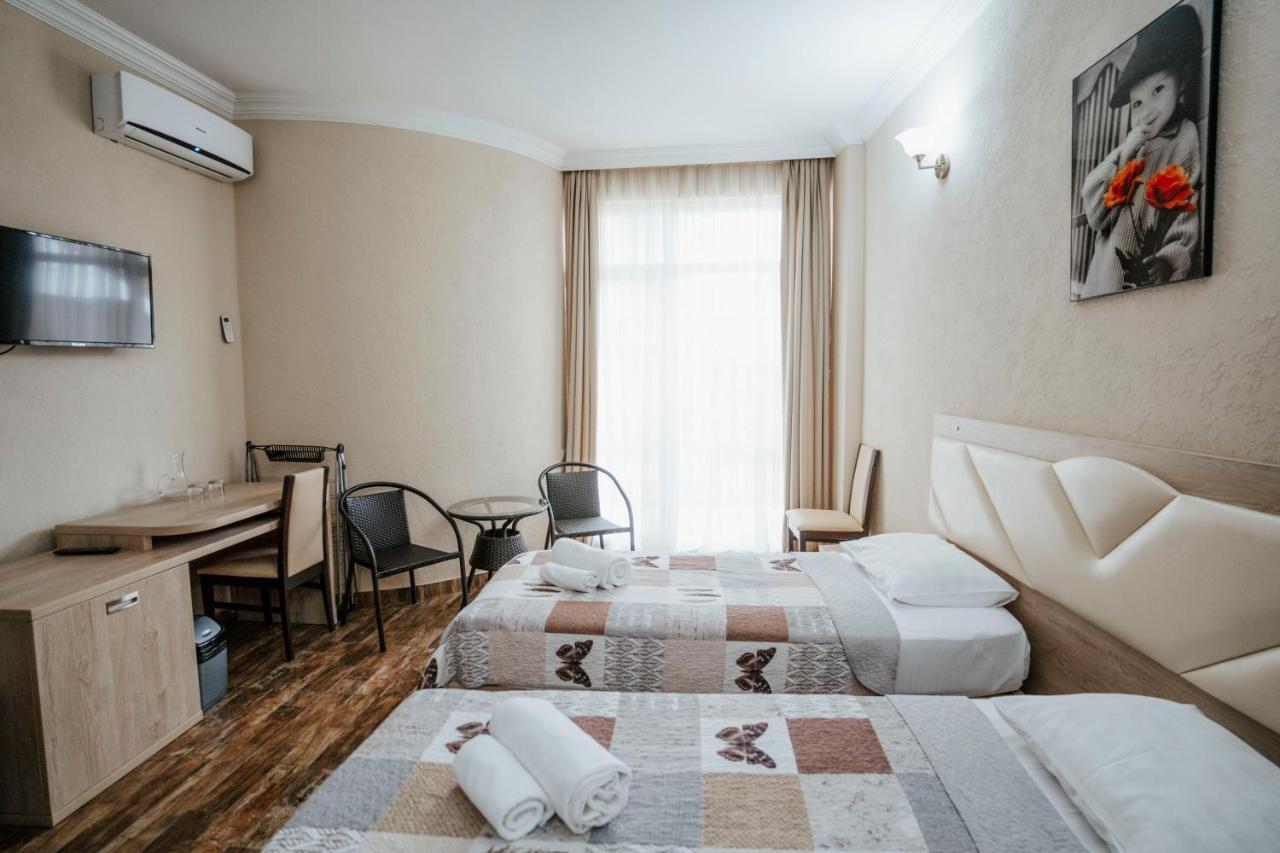 Hotel General Batoemi Buitenkant foto