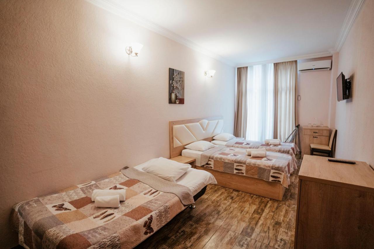 Hotel General Batoemi Buitenkant foto