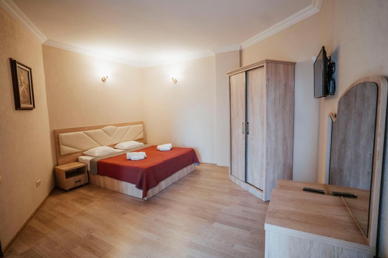 Hotel General Batoemi Buitenkant foto