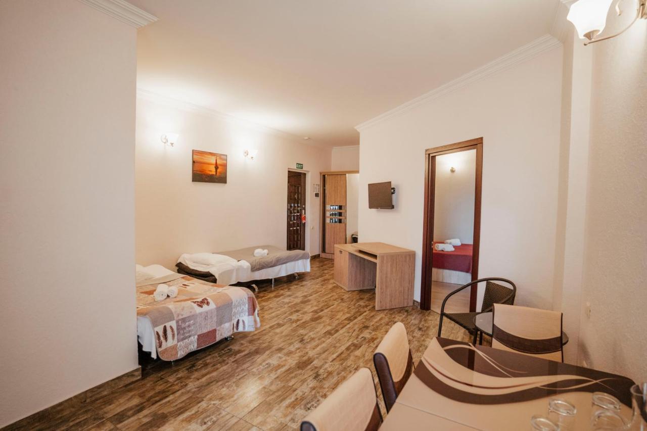Hotel General Batoemi Buitenkant foto