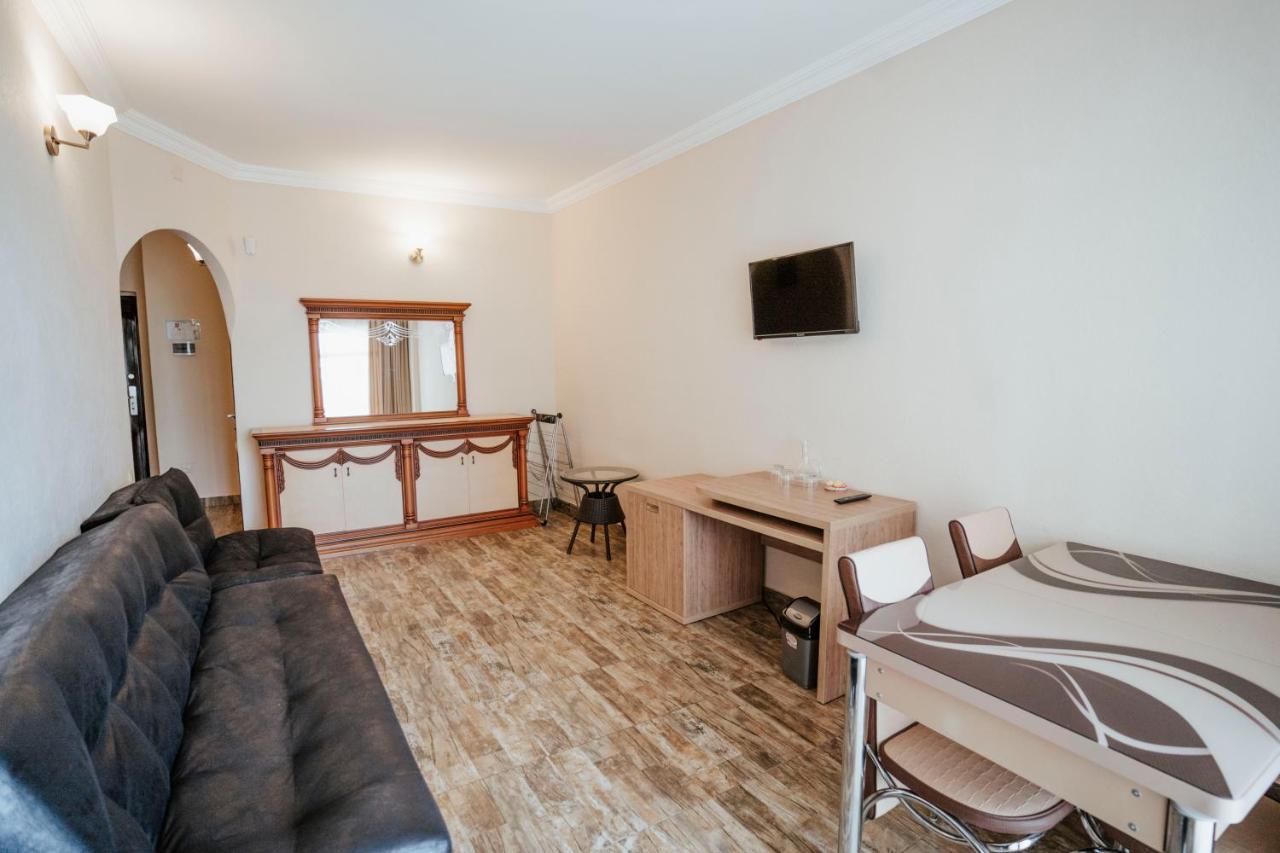 Hotel General Batoemi Buitenkant foto