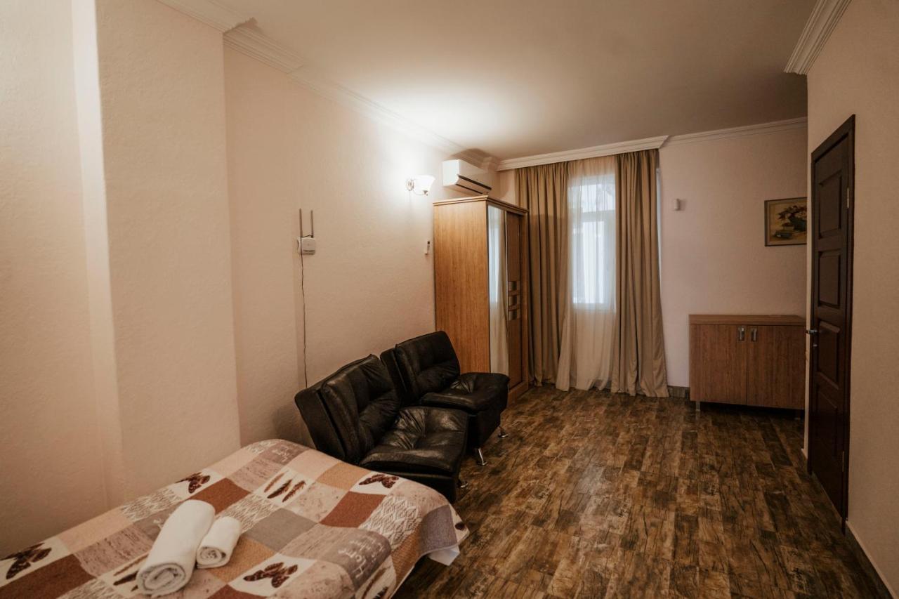 Hotel General Batoemi Buitenkant foto