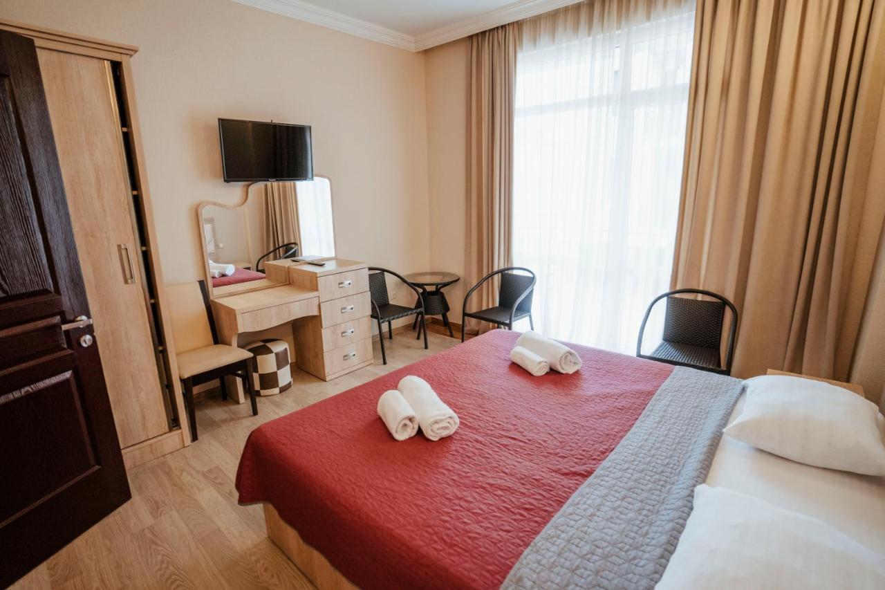 Hotel General Batoemi Buitenkant foto