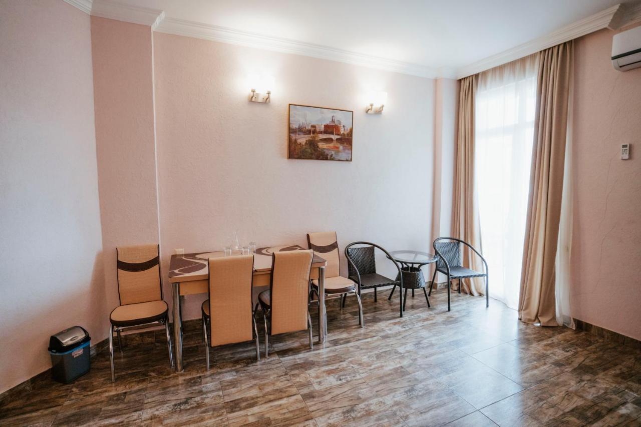 Hotel General Batoemi Buitenkant foto