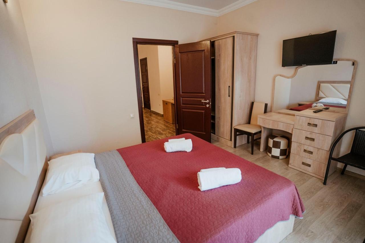Hotel General Batoemi Buitenkant foto