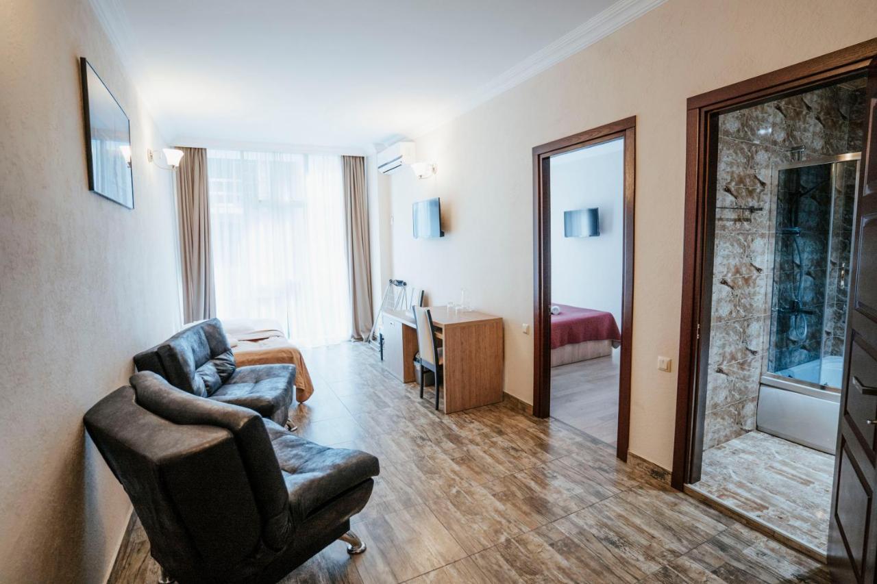 Hotel General Batoemi Buitenkant foto