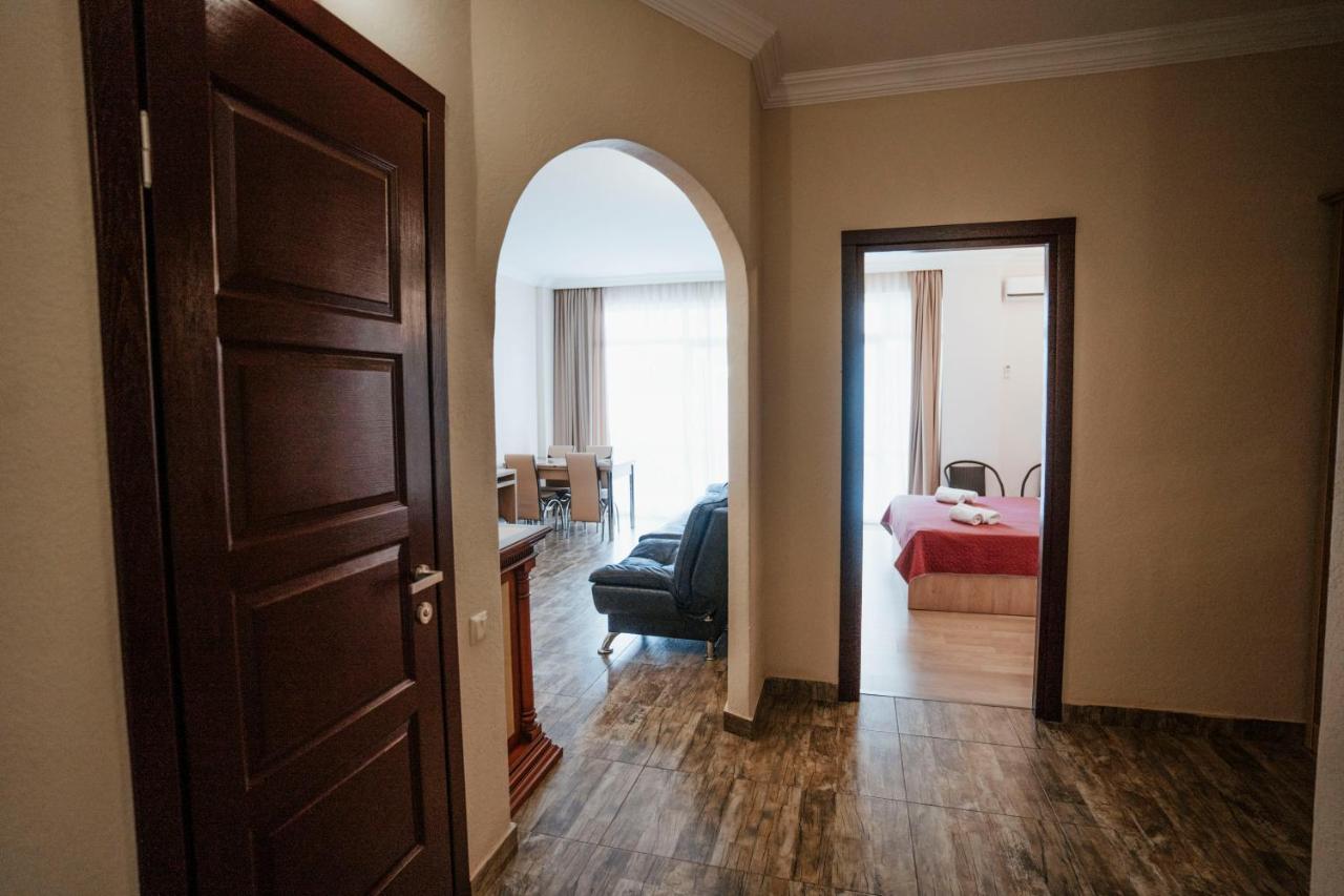 Hotel General Batoemi Buitenkant foto