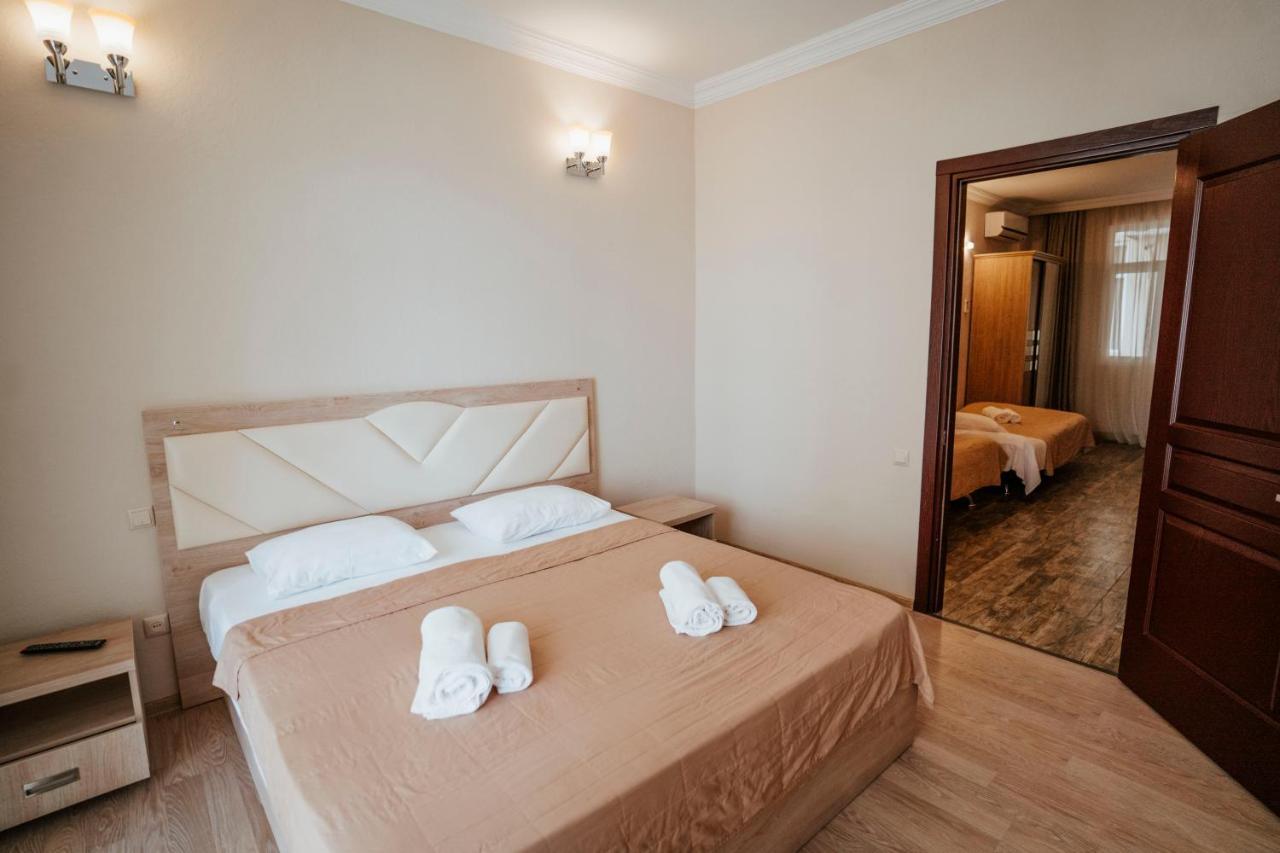 Hotel General Batoemi Buitenkant foto