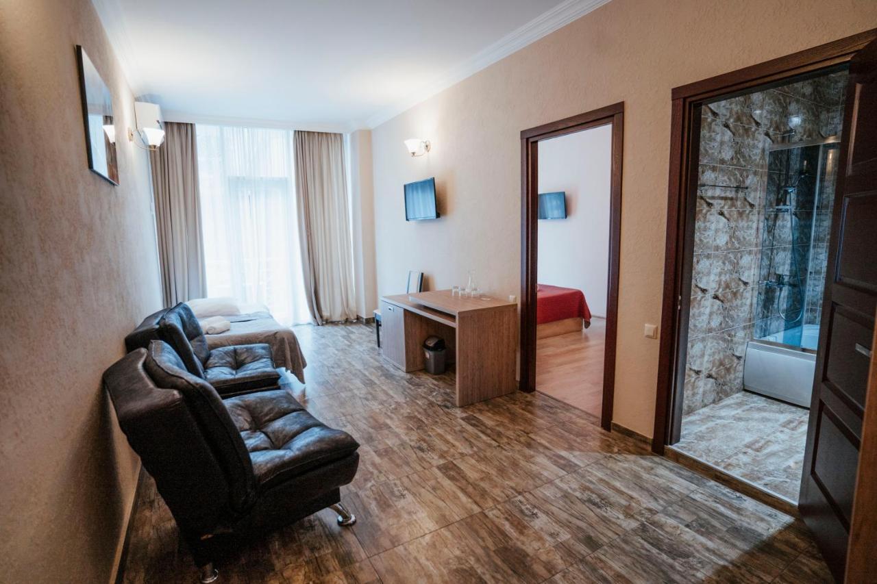 Hotel General Batoemi Buitenkant foto