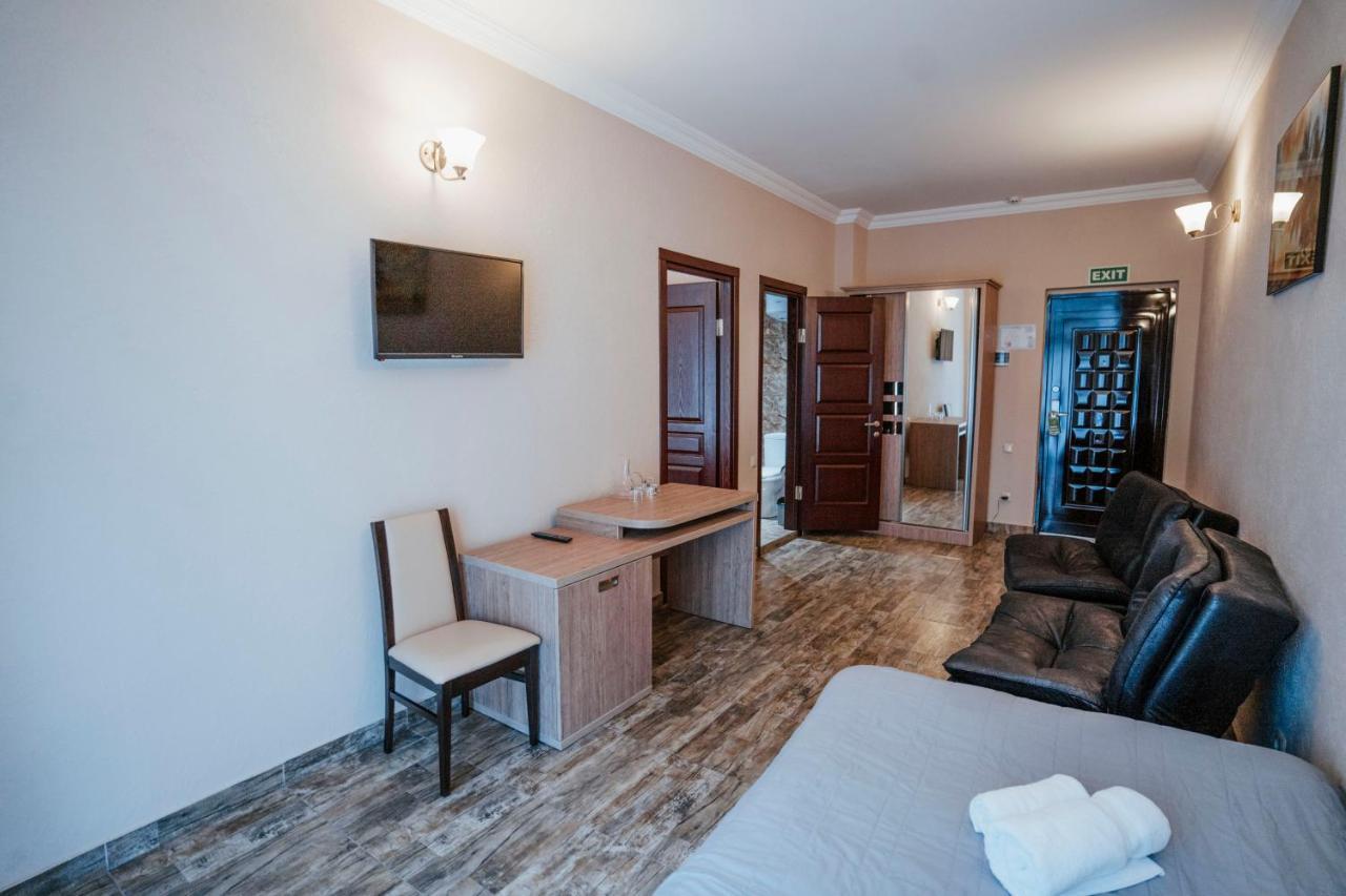 Hotel General Batoemi Buitenkant foto