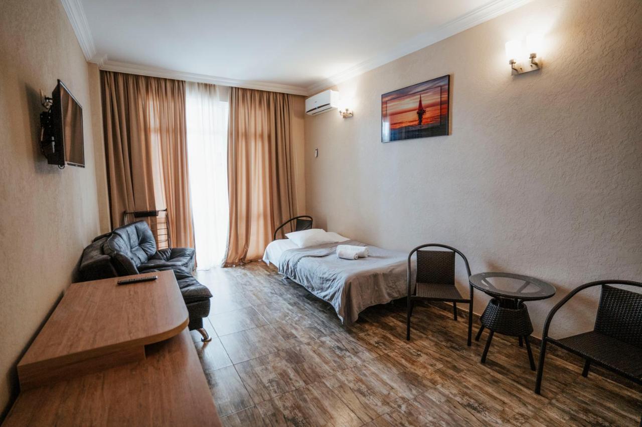 Hotel General Batoemi Buitenkant foto
