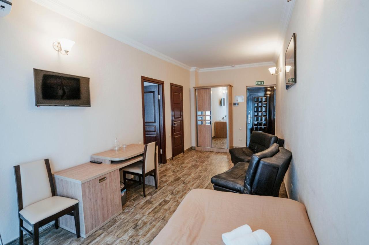 Hotel General Batoemi Buitenkant foto