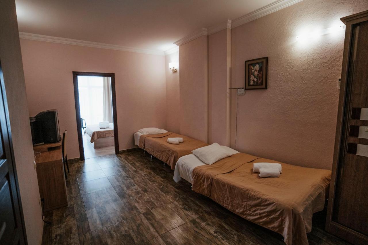 Hotel General Batoemi Buitenkant foto