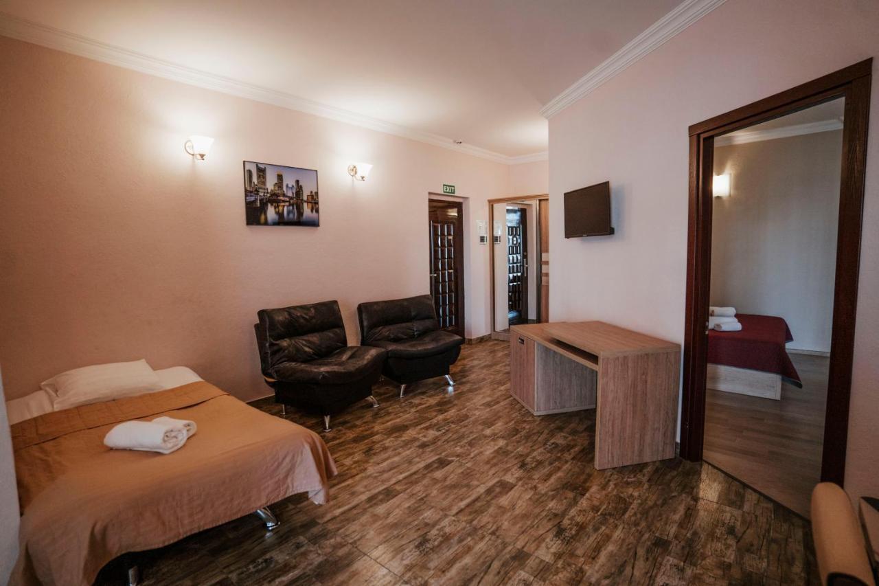 Hotel General Batoemi Buitenkant foto