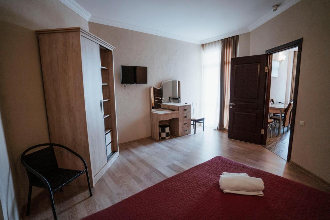 Hotel General Batoemi Buitenkant foto